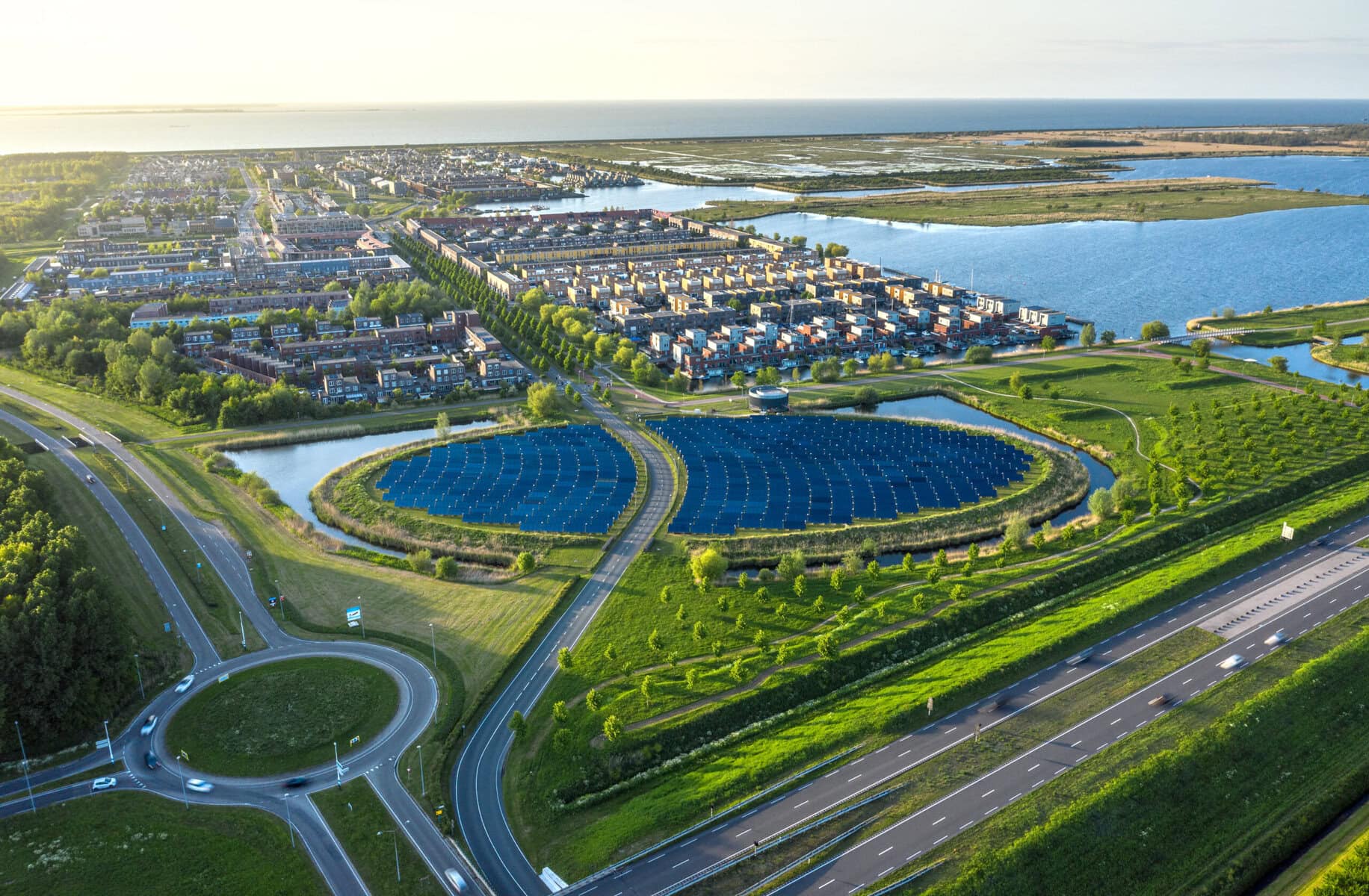Verbeelding van megatrends in de bouw: een flat omhuld door groen, belicht de opkomende trends die de toekomst van onze steden bepalen