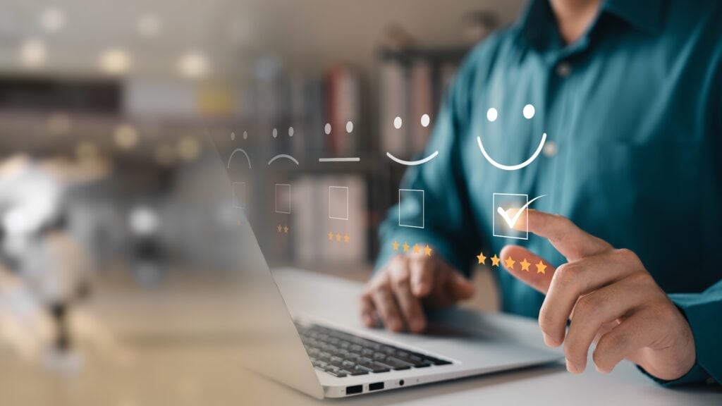 Bouwprofessional vult een digitale klantensurvey in op laptop met focus op klantbeleving en feedback.