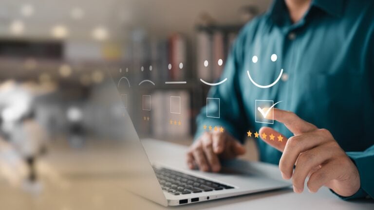 Bouwprofessional vult een digitale klantensurvey in op laptop met focus op klantbeleving en feedback.